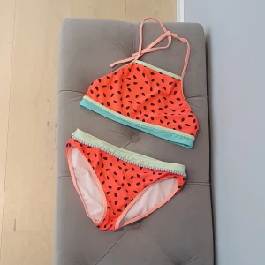 Vattenmelonbikini 10-12 år - Rosaorange vattenmelonsbikini från USA. Strlk 10-12 år. 146/152. Lite noppig i rumpan