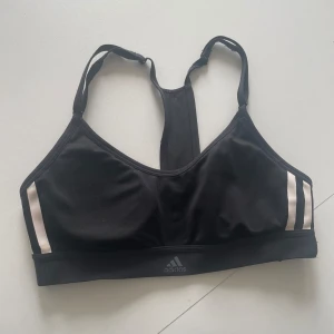 Sport bh - Säljer min Adidas sport bh, den är använd och har lite defekter som man kan se men ändå i god skick och inget som man tänker på skulle jag säga. Säljs därför för 65kr. Vet ej storlek då jag längesen tog bort lappen, men passar xs,s & m. Buda gärna!🫶🏼