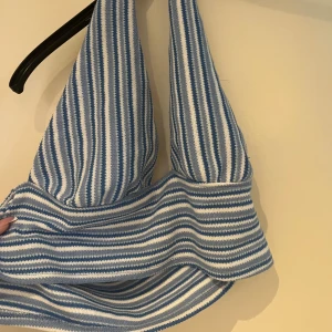 Topp - Säljer denna randiga toppen då den aldrig kommer till användning. Den är väldigt fin och i bra skick. Toppen är även stickad vilket gör den väldigt skön.