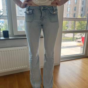 Jättefina jeans med coola fickor. Fin ljus färg och är lite stretchiga så passar 36/38 skulle jag säga. På sista bilden ser man att det finns slitningar vid jumskarna. Går att laga om man kan sy. 