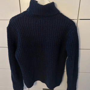 Stickad tröja - Fin stickad tröja från nakd, lite nopprig men inget som egentligen syns 