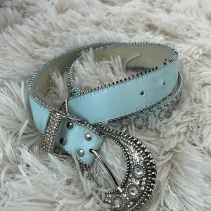 y2K vintage skärp - Supersnyggt skärp som tyvärr inte kommer till användning. Skärpet har sina skavanker men adderar bara till charmen. 