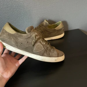 Philippe model  - Jag säljer nu dessa ovanliga mocka Philippe model. Nypris ca 4000kr mitt pris 1850kr Condition 8/10 bara lite använda ingen skada på skorna. Mer sällsynta då materialet på skorna är mocka.