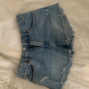 Lågmidjade shorts  - Säljer lågmidjade shorts från Gina då de inte passar mig🤗💓