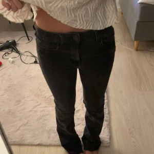 Lågmidjade svarta jeans - Säljer dessa as snygga lågmidjade, boutcut jeansen köpte från zara, superbra skick!!💕💕