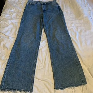Blå jeans (Strlk 36) - Sköna jeans med rak passform. Helt ok skick, använda.  Jag är 177cm lång.