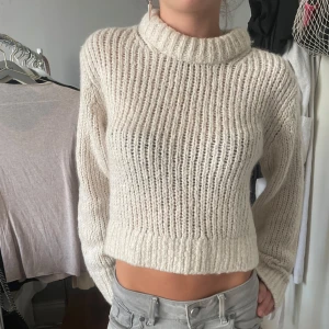 Weekday stickad tröja  - Storlek xs stickad bärs vit tröja 