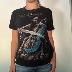 Ed Hardy T-shirt  - Säljer min SÅ coola Ed Hardy T-shirt då den inte kommer till användning längre! Den är i gott skick! Kom privat för fler bilder och pris diskusion! 