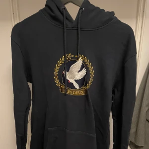 Les Deux hoodie  - Mörkblå hoodie från Les Deux. Använd men fint skick. Storlek L