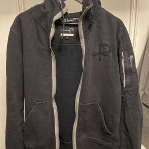 Pelle P zip  - Mörkblå Zip från Pelle P. Använd men fint skick. Storlek M. 