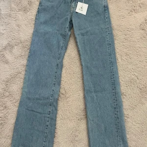 Jeans - Jättefina blåa jeans i modellen low waist straight! ⭐️ Mjukt jeansmaterial och fin passform. Helt nya med prislappen kvar. Frakt ingår inte.