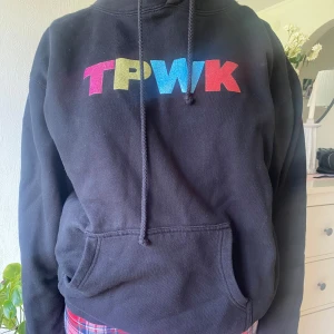 Harry styles TPWK hoodie  - Harry styles official merch från 2020, en hoodie med trycket ”TPWK” som är lite glittrigt. Den är i storlek LARGE ( modellen är storlek M ) Och säljer för 650kr och tvättas självklart innan den fraktas. Bra skick! Super bekväm! Skriv vid frågor! 
