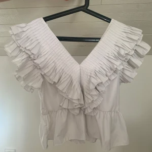 Fin blus🤍 - Säljer denna fina volang topp som tyvärr är för stor, köpt på Plick men passade tyvärr inte🤍storlek L men passar en s-m med lite större byst(b/c-kupa och uppåt)🤍fint skick och inte använd av mig.