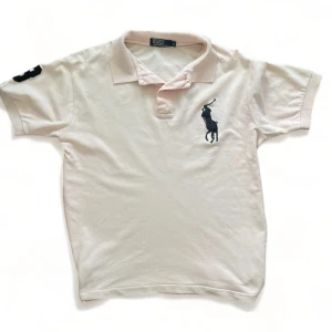 Ralph Lauren piké  - En rosa piké från Ralph Lauren. Mycket bra skick. Storlek medium. Skriv i DM om ni är intresserade eller har frågor, kan även skicka fler bilder. Pris kan diskuturas.