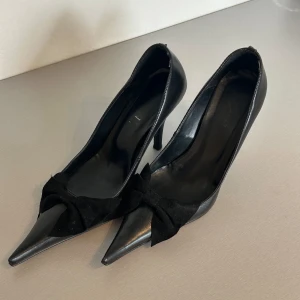 Spetsiga klackar med rosett - Superfina, en storlek 35 men skulle säga att de är en 36/37 