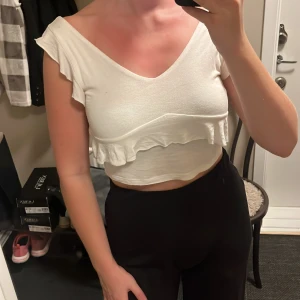 Croppad topp - Gullig croppad topp med volanger. 