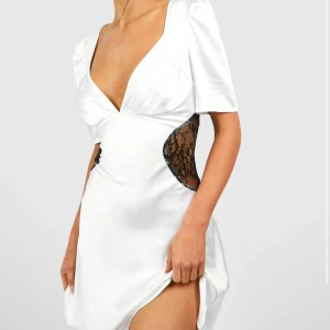 Vit klänning - En vit satin klänning med spets på sidorna, endast testad