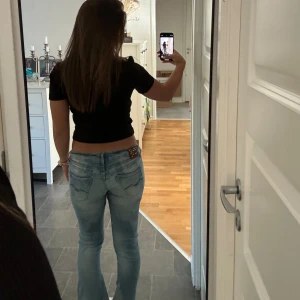 Lågmidjade jeans - Säljer dessa as snygga jeans ifrån replay. Använt fåtal gånger så i fint skick. Skriv för mer info!💗priset är fast!💗