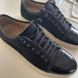 Svarta Lanvins - Tjena! Säljer mina Lanvins då de inte kommer till användning längre! Storleken är UK 9 alltså storlek 43 men de är lite stora i storlek👍