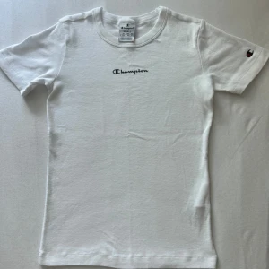 Champion T shirt - Vit Champion T shirt. Använd endast 1 gång. Pris kan diskuteras!💗