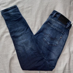 Replay jeans | mörkblå - Tja, säljer dessa stilrena Jeans från Märket Replay. Tveka ej kontakta vid frågor eller funderingar🔥🔥