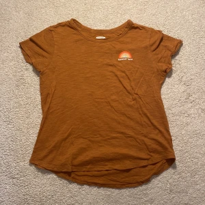 Old Navy T-Shirt - Säljer denna t-shirt som nästan aldrig använts. Är storlek S men passar som en XS. Fler frågor privat 💕