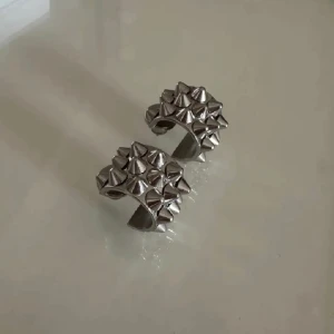 Edblad örhängen - Säljer nu Edblad örhängen. Dessa örhängen är oanvända, så helt nya och är även helt slutsålda på hemsidan! Dem är jättefina och coola men säljer då jag inte använder silversmycken💘