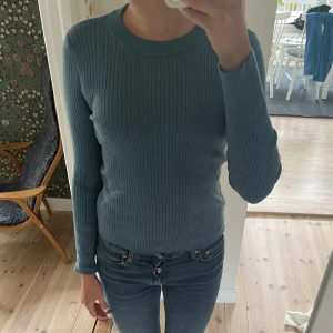 Tröja - Ribbstickad blå tröja, använd 1 gång💕