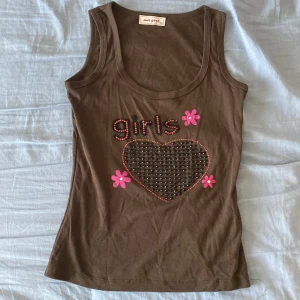 Brunt linne  - Säljer ett oanvänt linne med alla rhinestones kvar💖 Jag använder inte köp nu!!