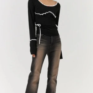 söt svart topp - suuuper fin och sött long sleeveless top! jätte söta detaljer och bra material! köpt för 300, säljer pga att den tyvärr inte satt bra på mig :(