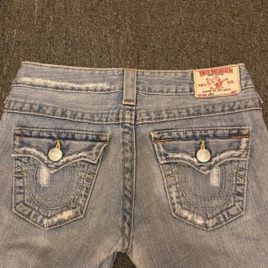 True religion jeans - Jätte fina ljusblåa jeans från true religion med hål på knäna midjemått ca 70cm och innerbennslängden ca78cm❤️måtten är från tidigare ägare har inget måttband så kan inte dubbelkolla
