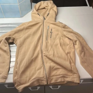Beige Sail Racing Hoodie - Sail racing kofta storlek 176 (Ungefär XS-S) Passar alltså någon som är runt 176cm. Använd men skick exakt som ny. Pris kan diskuteras!