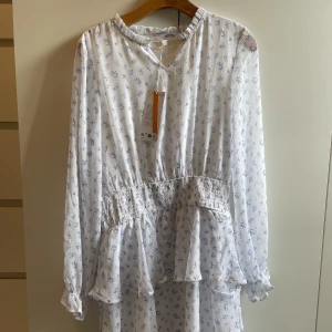 Sommarklänning  - Jätte söt sommarklänning från gina young som aldrig kom till användning. Strlk 170, jag brukar ha S/M i vanlig storlek och 170 passade perfekt på mig! 