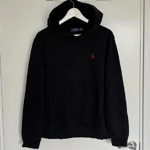 Ralph lauren Hoodie - Storlek S och passar mig perfekt som är 177 och väger 62kg😃 kontakta gärna vid frågor!