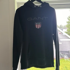 GANT Hoodie svart - Använt skick 8/10