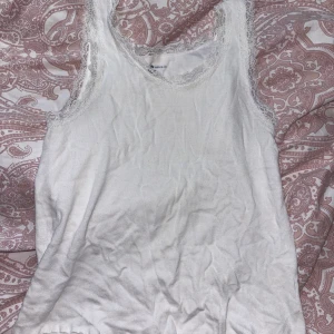 Spets topp - Gullig spets topp från brandy Melville! Skriv privat för fler bilder💕