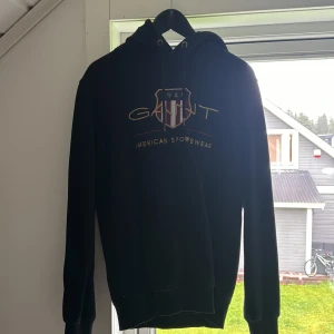 GANT Hoodie  - Något urtvättad vid luvan men syns knappt  8,3/10