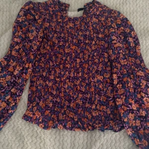 Smockad blus - En jättefin blus från pieces, den är smockad och lite puffig i armarna💝 Bra skick, kom privat för fler frågor💞