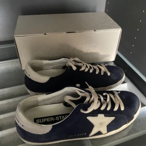 GOLDEN GOOSE SKOR - Säljer ett par riktigt snygga blåa Golden Goose skor. De är i storlek 43 och är i ett mycket bra skick. Köpte dessa för ett par månader sedan från miinto. Ordinarie priset för dessa ligger på lite över 5000kr. Jag har även allt OG också.