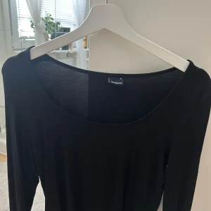 Långärmad tröja - Säljer denna långärmade tröjan från Gina då den har blivit för stor för mig. Tröjan är i mycket bra skick då jag har använt den ett par gånger men inget fel på den.  Pris: 60kr, originalpris: 199kr Hör av er vid intresse ⭐️