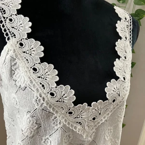 Helt ny vit spetslinne - Helt ny oanvänd, strl M tror jag (storlekslapp finns ej kvar). Obs att provdocka har strl XS-S och linnen sitter utmärkt på!