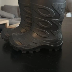 Engelssons vinterstövlar - Fodrade vinterstövlar i storlek 35. Använda några gånger men i gott skick. Köparen står för frakten. 