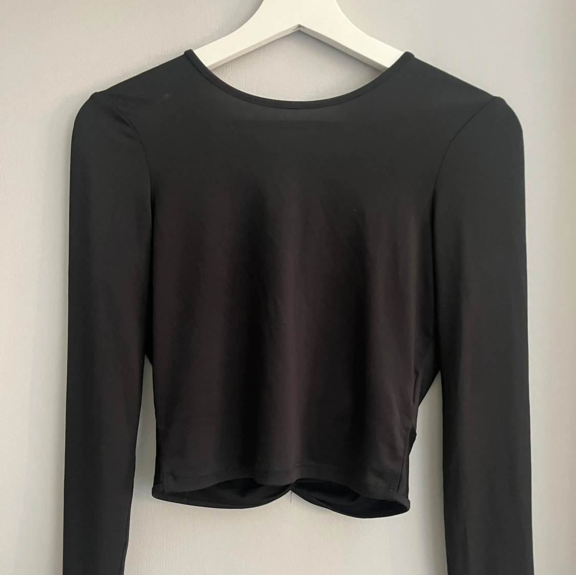 Svart långärmad tröja med öppen rygg