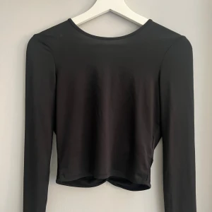 Svart långärmad tröja med öppen rygg - Bra kvalitet Använd ett fåtal gånger   
