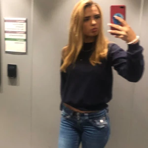 Amore tröja - Marin blå hoodie med blå diamanter i amore text 💞 Köpt för 279kr