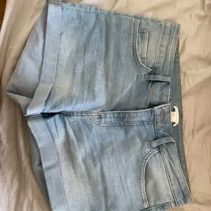 Jeansshorts storlek 40  Knappt använda  Nyskick  