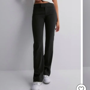 Svarta lågmidjade kostymbyxor - Säljer dessa kostymbyxor från Nelly i stl 38, använda vid två tillfällen så väldigt fint skick🦋!! Köpt för 400