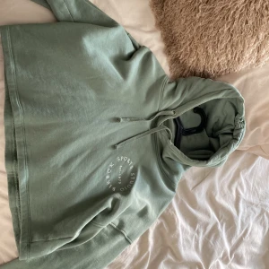 Ljusgrön hoodie bikbok - Ljusgrön hoodie ifårn bikbok i strl S Kort i midjan Pris kan diskuteras Mycket fint skick ock tvättas självklart innan den skickas