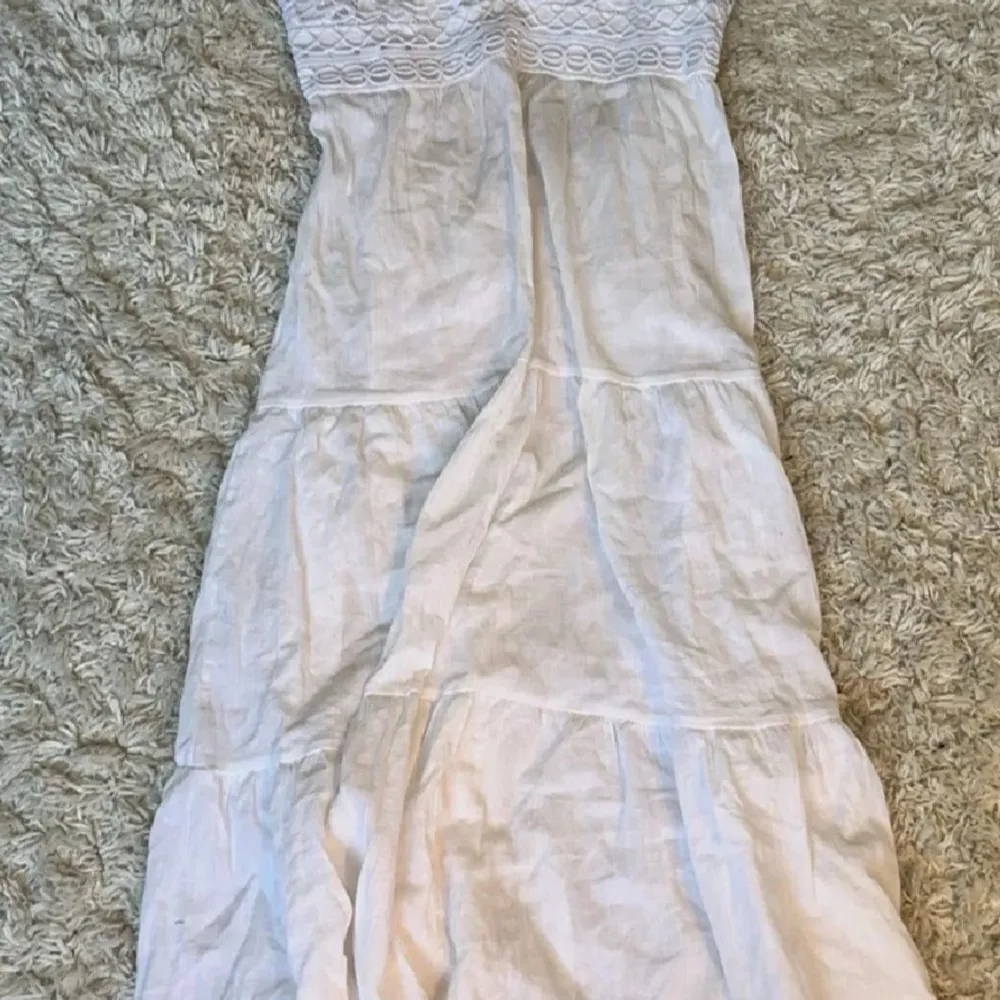 Säljer min vita klänning då jag bara använt den en gång den är lite genomskinlig men funkar bra om man har ljust under. . Mekot.