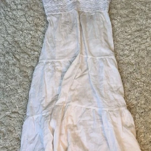 Vit klänning  - Säljer min vita klänning då jag bara använt den en gång den är lite genomskinlig men funkar bra om man har ljust under. 